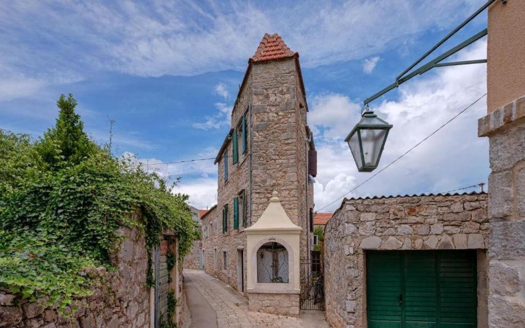 Stari Grad 2 *